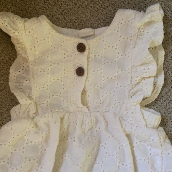 Infants 0-3 months, circle lace onesie. - Picture 2 of 3